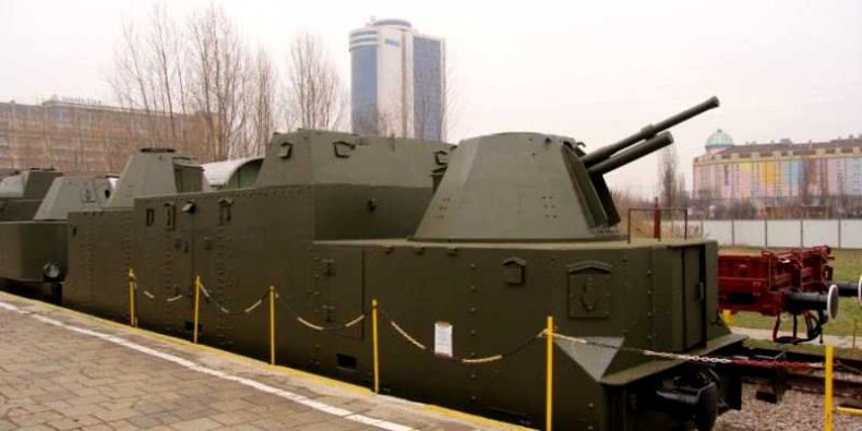 Pociąg pancerny. Wagon artyleryjski w Stacji Muzeum w Warszawie