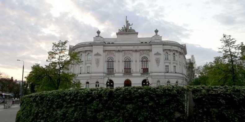 Politechnika Warszawska - scena letnim wieczorem