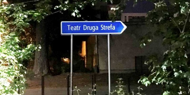 Tablica kierunkowa do Teatru Druga Strefa