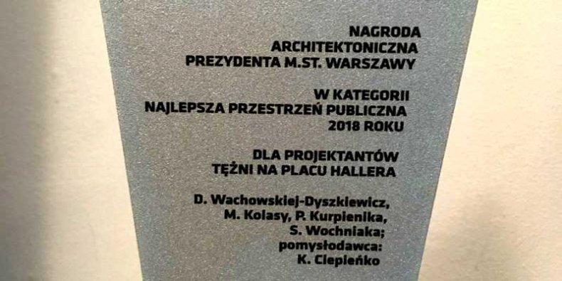 Fragment statuetki Nagrody Architektonicznej Prezydenta Warszawy