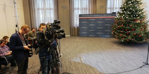 Przekazanie Aktu nadania statusu miasta Czerwińsk nad Wisłą - dziennikarze przy pracy