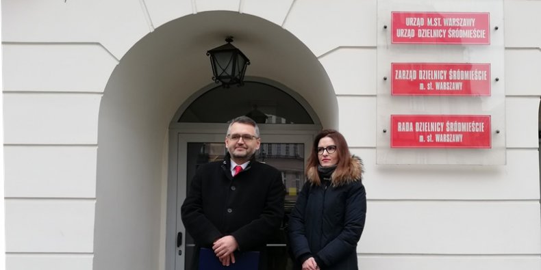 Krzysztof Czubaszek i Aleksandra Więch-Barchan przed urzędem dzielnicy Śródmieście