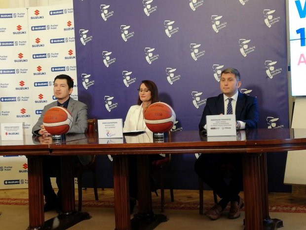 Za stołem prezydialnym - od lewej siedzą: Mateusz Matsumoto, dyrektor Działu Marketingu Suzuki Motor Poland, Renata kaznowska, wiceprezydent Warszawy, Radosław Piesiewicz, prezes Polskiej Ligi Koszykówki i Polskiego Związku Koszykówki.