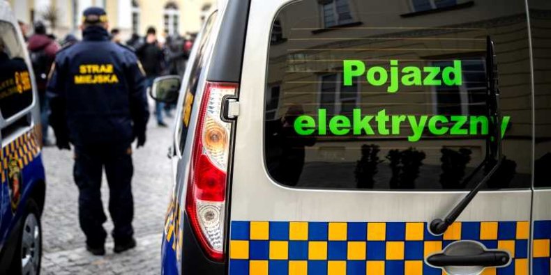 Przekazanie samochodó welektrycznych dla Straży Miejskiej w Warszawie