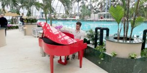 Czerwone pianino na basenie