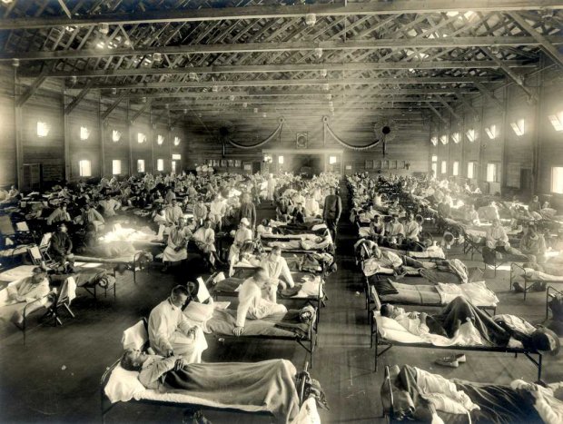 Epidemia grypy „hiszpanki” w Stanach Zjednoczonych spowodowała utworzenie prowizorycznych szpitali polowych w halach targowych i salach gimnastycznych, Źródło foto: wiki commons]