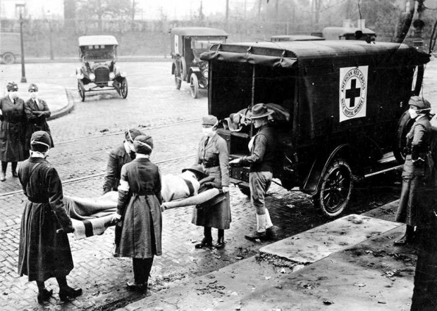 Amerykański ambulans pogotowia ratunkowego przewożący chorych na „hiszpankę”, Sant Louis 1918 r. Żródło: wiki commons