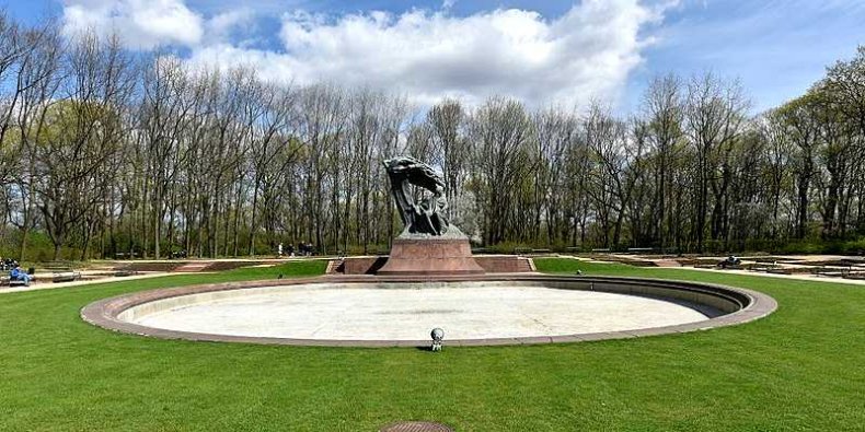 Pomnik Frederyka Chopina w Warszawie w 2017 r. Fot. Adrian Grycuk (Wikimedia)
