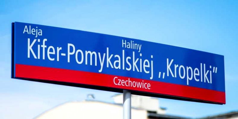 Ursus - tablica z nazwą ulicy Haliny Kifer-Pomykalskiej ps. Kropelka