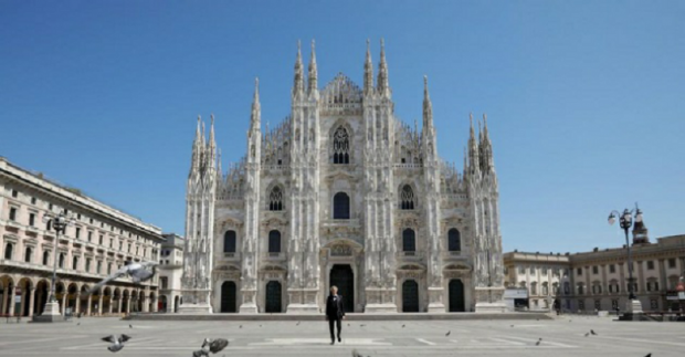 Andrea Bocelli przed katedrą w Mediolanie