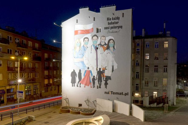 Mural wdzięczności dla Służy Zdrowia nocą projekt Grupy naTemat