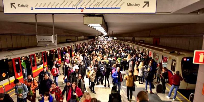 Stacja Metro Politechnika w Warszawie - stan sprzed epidemii. Foto Adrian Grycuk