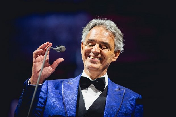 Andrea Bocelli przed mikrofonem