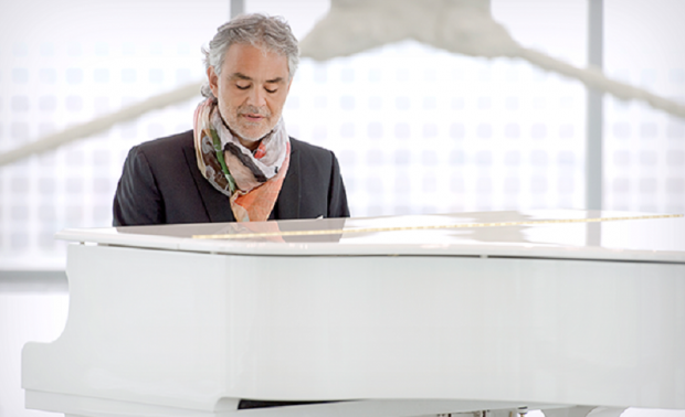 Andrea Bocelli gra na fortepianie