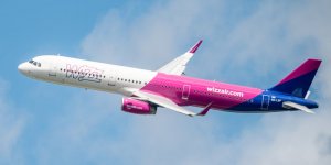 Samolot linii WizzAir nad lotniskiem Chopina Marcin Banaszkiewicz