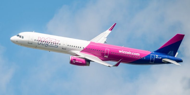 Samolot linii WizzAir nad lotniskiem Chopina Marcin Banaszkiewicz