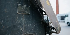 Ustawianie prasy - Muzeum Fabryki Norblin