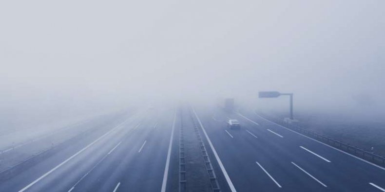 Motoryzacja w ostrym cieniu mgły czyli mgła na drodze. Foto Markus Spiske (pexels)