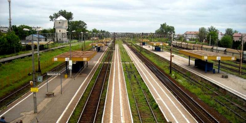 Stacja kolejowa Tłuszcz. Widok na perony. Po lewej widoczna wieża ciśnień.. foto Damian Kisielewski