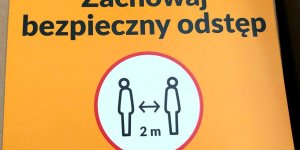 Wybory - tabliczka informacyjna o bezpiecznym odstępie