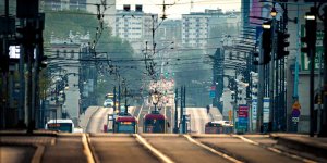 View jak w San Francisco. Al. Jerozolimskie, widok na most Poniatowskiego w stronę Praską. Autor: Andrzej Porzeziński - Wyróżnienie w etapie kwietniowym Warszawskiego Konkursu Fotograficznego 2020 r.