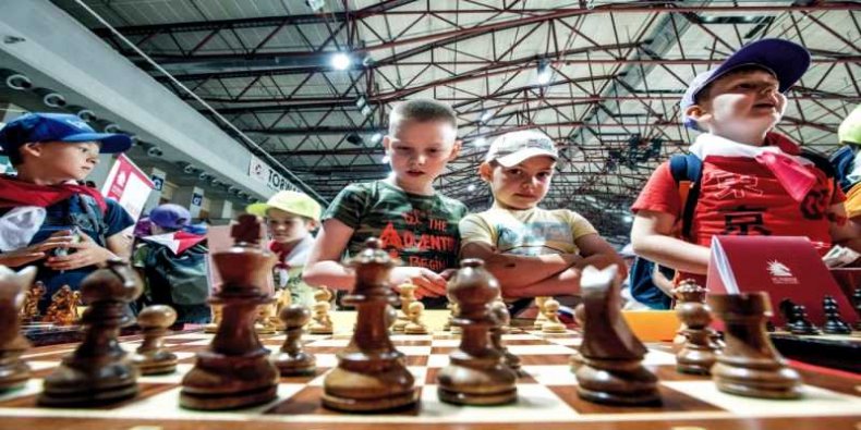 Młodzi warszawiacy grają w szachy