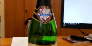 Okolicznościowy szampan na chrzest Komendanta II