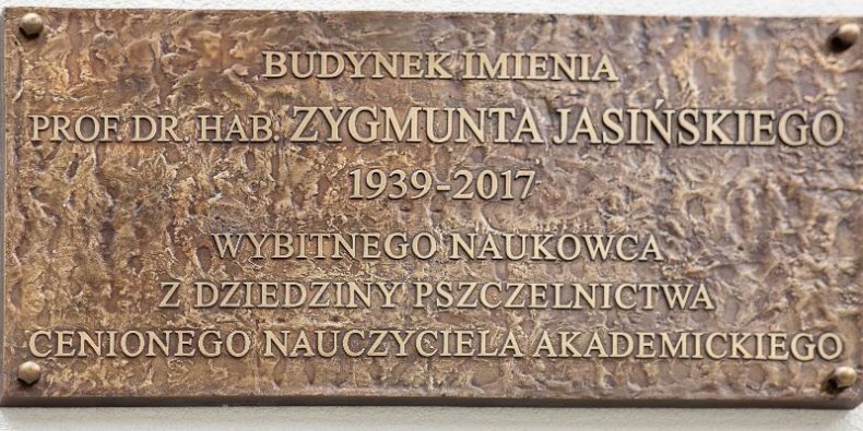 Tablica na budynku Pszczelarstwa i Sokolnictwa - nowego budynku Samodzielnej Pracowni Pszczelnictwa SGGW im. prof. dr. hab. Zygmunta Jasińskiego