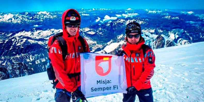 Strażacy na szczycie Mont Blanc z flagą Fundacji Dorastaj z Nami