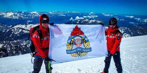 Strażacy na szczycie Mont Blanc z flagą Państwowej Straży Pożarnej