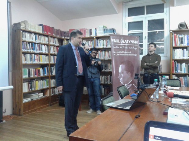 Andrzej Chowańczak w czasie wykładu o Emilu Słatyńskim w Argentynie