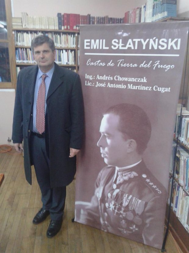 Andrzej Chowańczak z plakatem upamiętniającym porucznika Emila Słatyńskiego