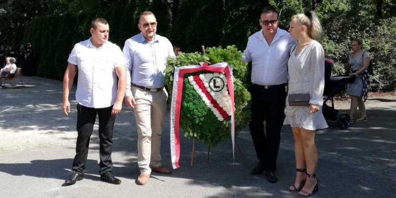 Delegacja kibiców Legii na Cmentarzu Powstańców Warszawy