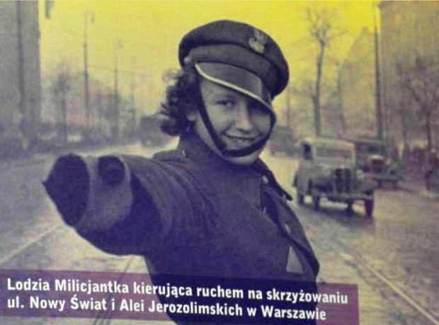 Lodzia Milicjantka - kieruje ruchem na skrzyżowaniu Al. Jerozolimskich i ul. Nowy Świat w Warszawie