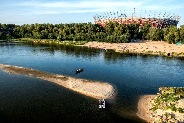 Plaża Poniatówka, w tle Stadion Narodowy