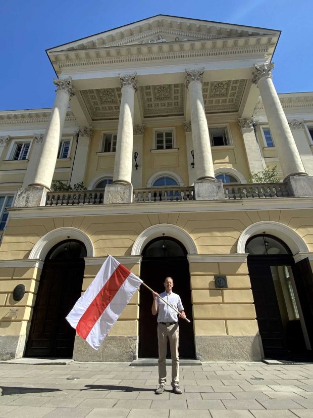 Prof. Pałys z flagą Białorusi przed Rektoratem UW, na znak solidarności z Białorusią