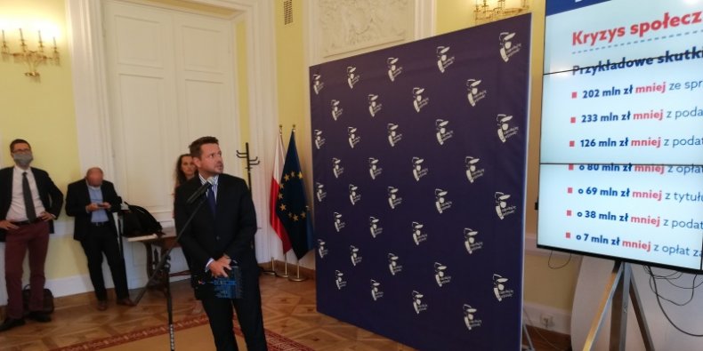 Prezydenta Rafał Trzaskowski w trakcie konferencji prasowej