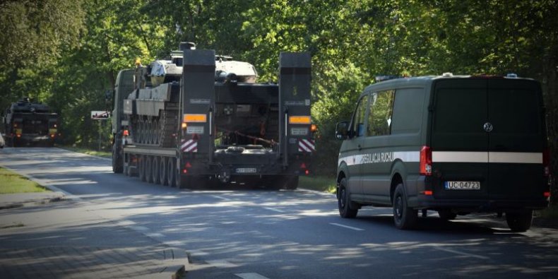 Pancerniacy na drodze publicznej - kierunek poligon.