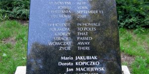 Płyta pamięci polskich ofiar ataku na World Trade Center w Parku Skaryszewskim