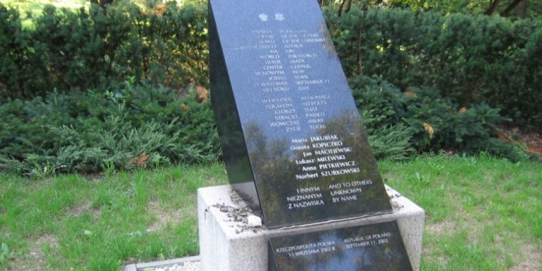 Płyta pamięci polskich ofiar ataku na World Trade Center w Parku Skaryszewskim