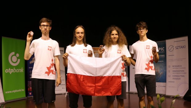 Polscy reprezentanci w Nagykanizsa 2020 - Od lewej stoją: Marcin Martowicz, XIII Liceum Ogólnokształcące im. Aleksandra Fredry, Wrocław, Tomasz Nowak, XIII Liceum Ogólnokształcące, Szczecin, Jan Strzeszyński, XIV Liceum Ogólnokształcące im. Stanisława Staszica, Warszawa, Adam Górkiewicz, XIV Liceum Ogólnokształcące im. Polonii Belgijskiej, Wrocław