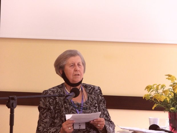 Profesor Anna Kuligowska-Korzeniewska podczas sesji