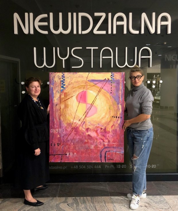 Niewidzialna Wystawa - od lewej prof. ucz. dr hab. Małgorzata Wrześniak i Małgorzata Szumowska podczas przekazania obrazu „Paranoja”