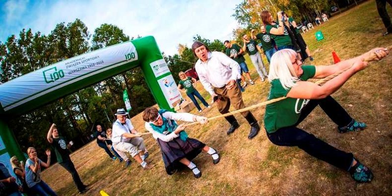 Przeciągacze z AZSu - na pikniku urodzinowym stulecia związku.