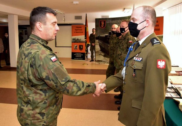 Generał Jarosław Górowski wita pułkownika Lenarta Skrzypczyka - jjako swego nowego zastępcę, tuż przed promocją na stopień pułkownika.