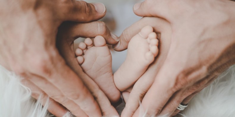 Ręce rodziców i nóżki dziecka