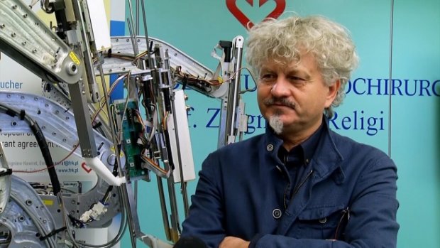 Dr Zbigniew Nawart i robot do operacji na sercu Robin Heart