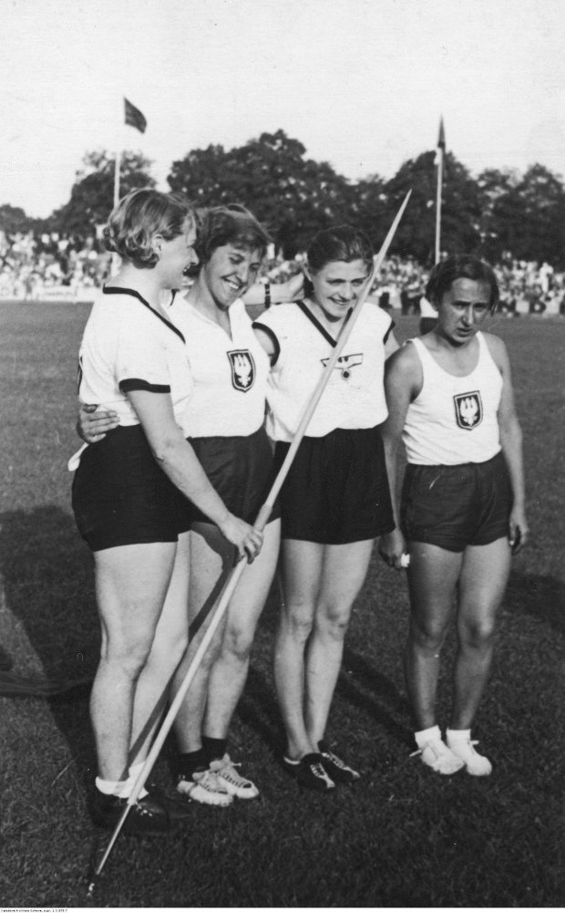 Zofia Smętek (najniższa) podczas meczu lekkoatletycznego Polska-Niemcy, Drezno, 1935. Źródło Narodowe Archiwum Cyfrowe