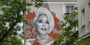 Mural pamięci Kory Jackowskiej na Bielanach przy ul. Żeromskiego.