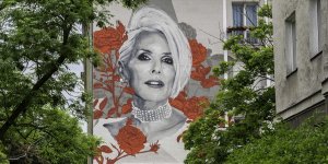 Mural pamięci Kory Jackowskiej na Bielanach przy ul. Żeromskiego.